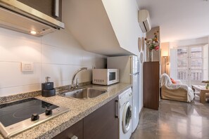 Een koelkast, een microgolfoven, een kookplaat