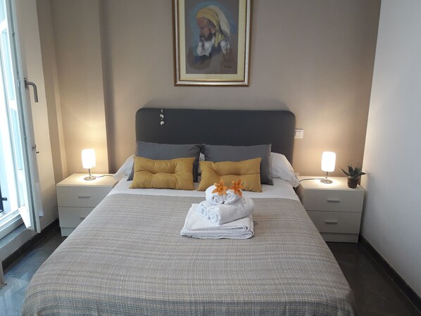1 dormitorio, tabla de planchar con plancha, wifi y ropa de cama
