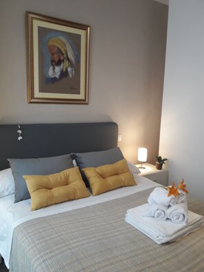 1 dormitorio, tabla de planchar con plancha, wifi y ropa de cama
