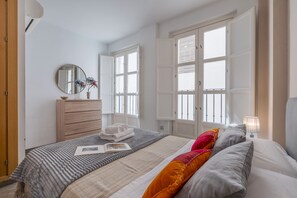 1 slaapkamer, een strijkplank/strijkijzer, wifi, beddengoed