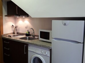 Réfrigérateur, micro-ondes, plaque de cuisson, cafetière/bouilloire