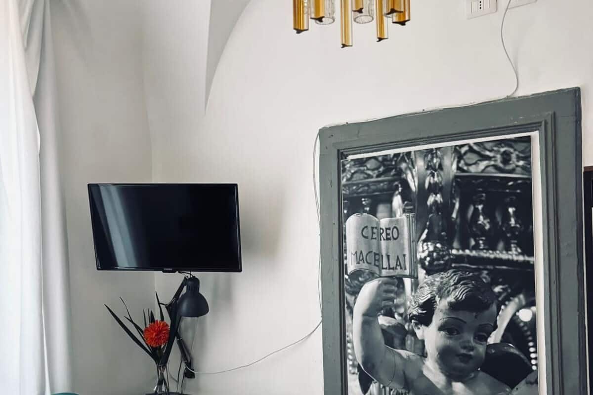 Kamar Triple Superior | Meja kerja dan setrika/meja setrika