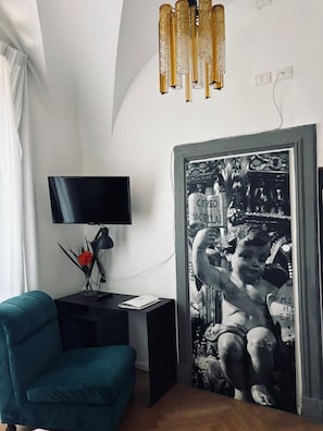 Superior Triple Room | Desk, iron/ironing board, WiFi