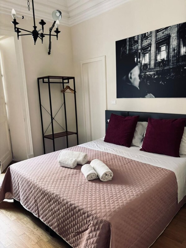 Deluxe kamer, 1 twee- of 2 eenpersoonsbedden | Een bureau, een strijkplank/strijkijzer, wifi