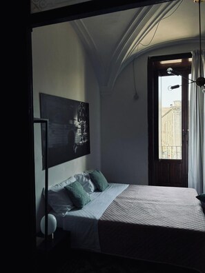 Superior kamer, 1 twee- of 2 eenpersoonsbedden, uitzicht op de stad | Een bureau, een strijkplank/strijkijzer, wifi