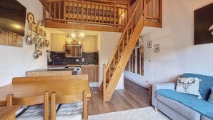 TV - 2-room duplex with balcony and Wifi facing Mont Blanc (Combloux)
