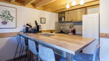 Jääkaappi, mikroaaltouuni, astianpesukone