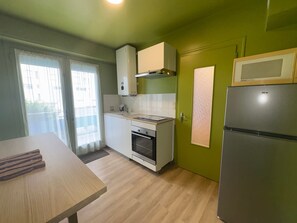 Kühlschrank, Ofen, Herdplatte, Wasserkocher mit Kaffee-/Teezubehör