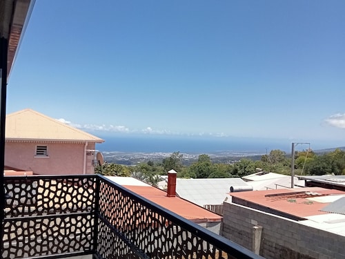 Villa in Le Tampon with Terrace, 3 Bedrooms, Private Parking, Sleeps 6