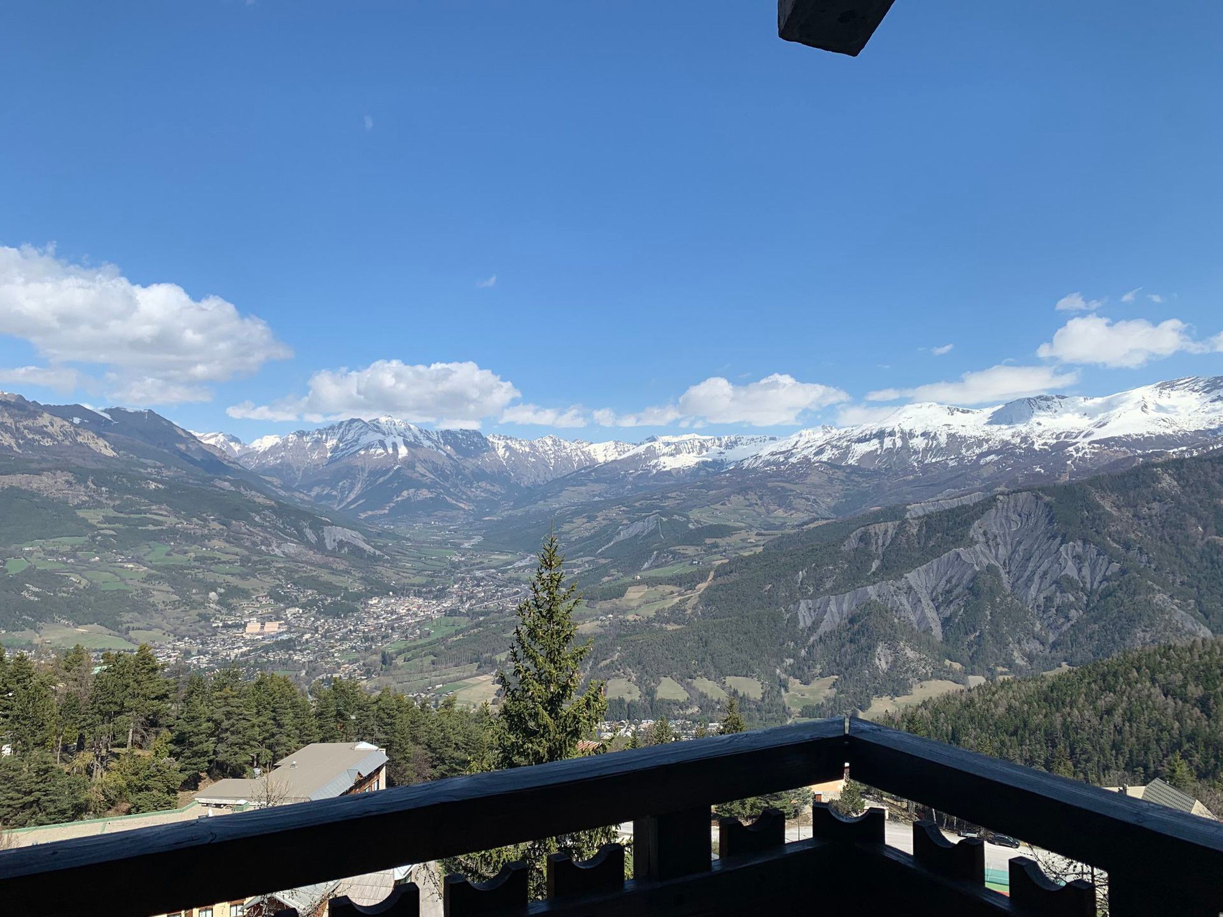 Eine Berglandschaft mit schneebedeckten Gipfeln und einem darunterliegenden Tal.