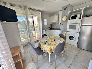 Fridge, oven, stovetop, coffee/tea maker