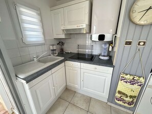 Fridge, oven, stovetop, coffee/tea maker