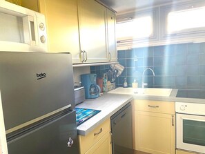 Kühlschrank, Geschirrspüler, Wasserkocher mit Kaffee-/Teezubehör