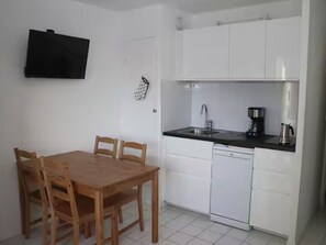 Microwave, oven, dishwasher, coffee/tea maker