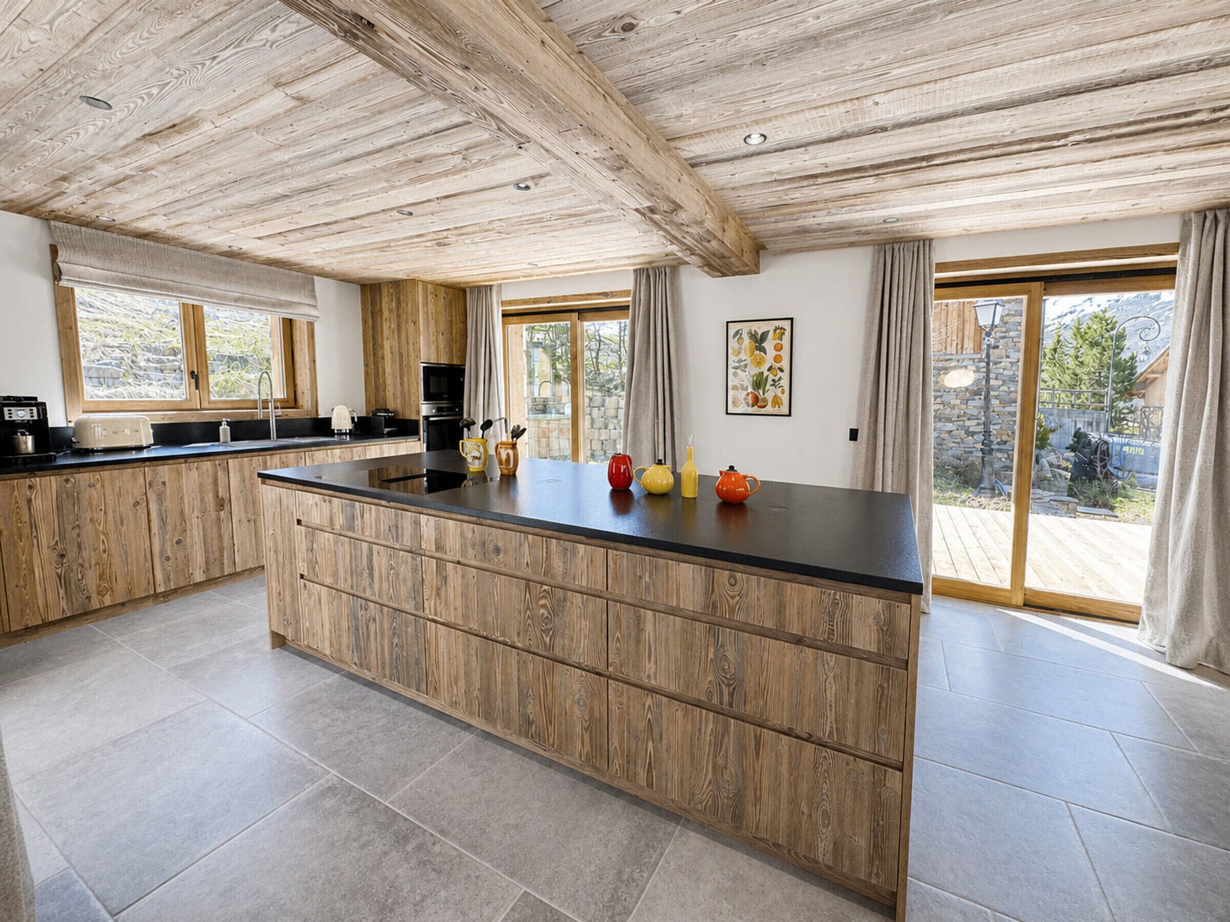 Wasserkocher mit Kaffee-/Teezubehör, Kühlschrank, Mikrowelle
