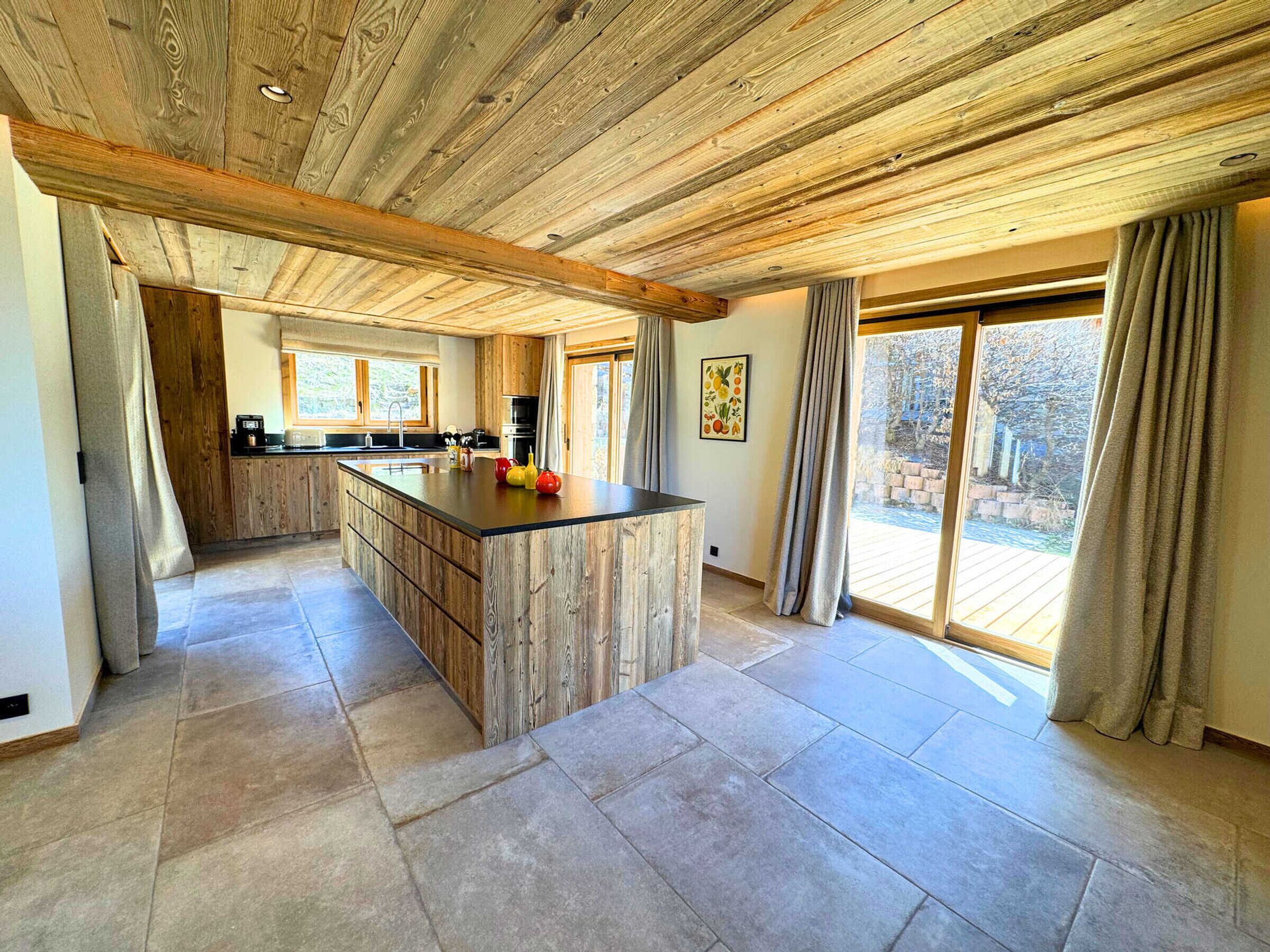 Réfrigérateur, micro-ondes, lave-vaisselle, cafetière/bouilloire