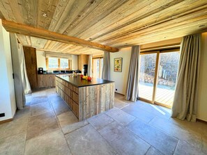 Réfrigérateur, four à micro-ondes, lave-vaisselle, cafetière-théière