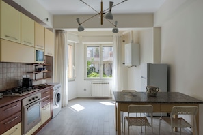 Classic Condo | Dapur peribadi | Peti sejuk, ketuhar, dapur, mesin basuh pinggan mangkuk