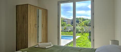 2 bedrooms, iron/ironing board, free WiFi, bed sheets