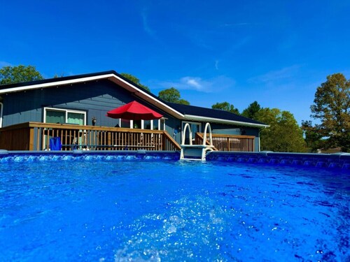 Ohiopyle Getaway/ Hot Tub/ Pool/ Lit Firepit/Grill/Beautiful Yard/ 4 Bdr 2 Bth