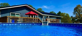 Ohiopyle Getaway/ Hot Tub/ Pool/ Lit Firepit/Grill/Beautiful Yard/ 4 Bdr 2 Bth