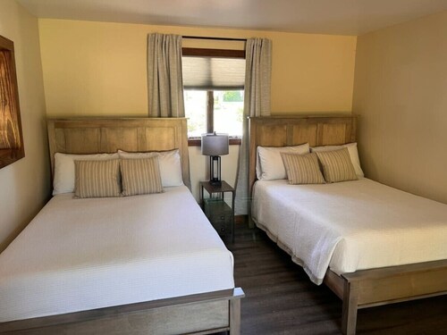 Fall Getaway Chalk Hill: Sleeps 10 · 4BR 2BA · Hot Tub Fire Pit Grill Fireplace