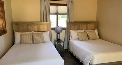 Fall Getaway Chalk Hill: Sleeps 10 · 4BR 2BA · Hot Tub Fire Pit Grill Fireplace