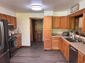 Refrigerador, microondas, horno y parrilla de estufa 