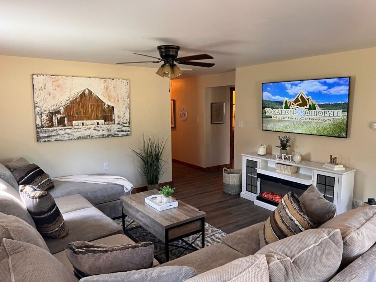 Fall Getaway Chalk Hill: Sleeps 10 · 4br 2ba · Hot Tub Fire Pit Grill Fireplace - Farmington, PA