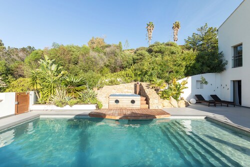 Property with pool & jacuzzi, sleeps 22