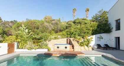 Property with pool & jacuzzi, sleeps 22