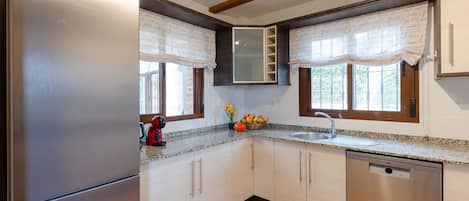 Microwave, dishwasher, coffee/tea maker, cookware/dishes/utensils