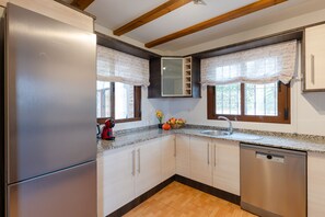 Microwave, dishwasher, coffee/tea maker, cookware/dishes/utensils