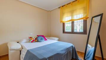 3 kamar tidur, tempat tidur bayi gratis, dan seprai linen