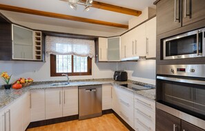 Microwave, dishwasher, coffee/tea maker, cookware/dishes/utensils