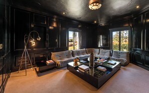 럭셔리 하우스, 침대(여러 개), 수영장 이용, 수영장 전망 (Howard Hughes Estate ) | 거실 공간 | 디지털 채널 시청이 가능한 42인치 평면 TV, 벽난로