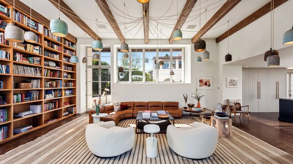 Casa de lujo, varias camas, acceso a la alberca, vista a la alberca (Howard Hughes Estate ) | Interior