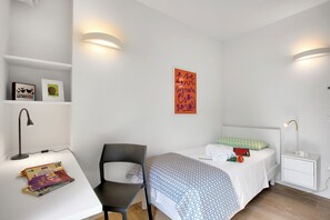 Apartamento família, vários quartos, 2 banheiros (Sole E Lago) | 2 quartos, ferros/tábuas de passar roupa, Wi-Fi de cortesia