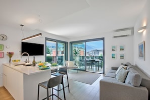 Apartamento família, 2 quartos, 2 banheiros (Sole E Lago) | Área de estar | TV 21 polegadas com canais a cabo