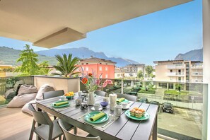 Familjelägenhet - flera sovrum - 2 badrum (Sole E Lago) | Restaurang utomhus