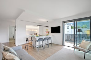 Apartamento família, 2 quartos, 2 banheiros (Sole E Lago) | Área de estar | TV 21 polegadas com canais a cabo