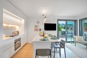Appartement Familial, plusieurs chambres, 2 salles de bains (Sole E Lago) | Cuisine privée | Réfrigérateur, micro-ondes, four, plaque de cuisson