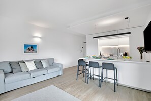 Apartamento família, 2 quartos, 2 banheiros (Sole E Lago) | Área de estar | TV 21 polegadas com canais a cabo