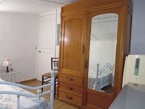 2 chambres, fer et planche Ă repasser, draps fournis