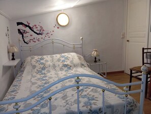 2 bedrooms, iron/ironing board, bed sheets