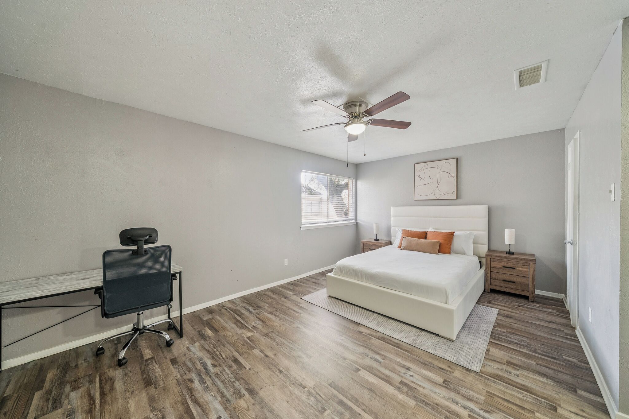 1 室のベッドルーム、デスク、アイロン / アイロン台、旅行用ベビーベッド