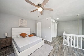 Bureau, fer et planche à repasser, lit de bébé portatif