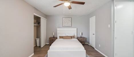 Schreibtisch, Bügeleisen/Bügelbrett, Reisekinderbett, kostenloses WLAN