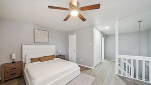 1 Schlafzimmer, Schreibtisch, Bügeleisen/Bügelbrett, Reisekinderbett