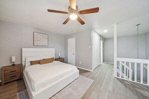 Desk, iron/ironing board, travel cot, free WiFi - Stay With Properties by Preston I Free Parking (Dallas)